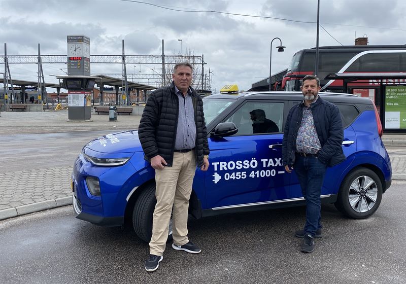 Petrit Elezi Tross Taxi och Niclas Haakman frn projektet Elbilslandet Syd som initierade samverkan med Ica Maxi i Karlskrona